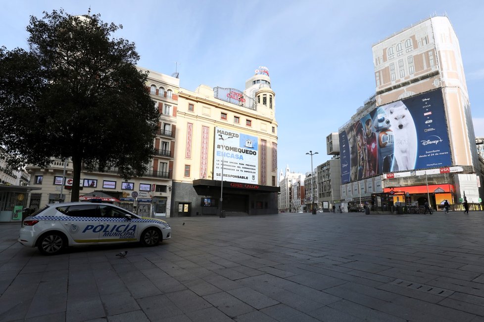 Prázdné ulice ve španělské metropoli Madrid. (15. 3. 2020)