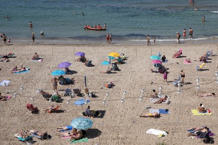 Koronavirus ve Španělsku: Návrat turistů do Benidormu, kde na pláži instalovali sektory