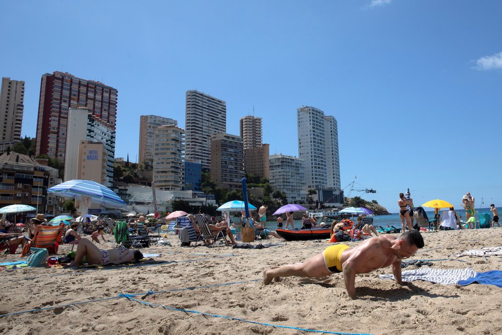 Koronavirus ve Španělsku: Návrat turistů do Benidormu (6.6.2021)