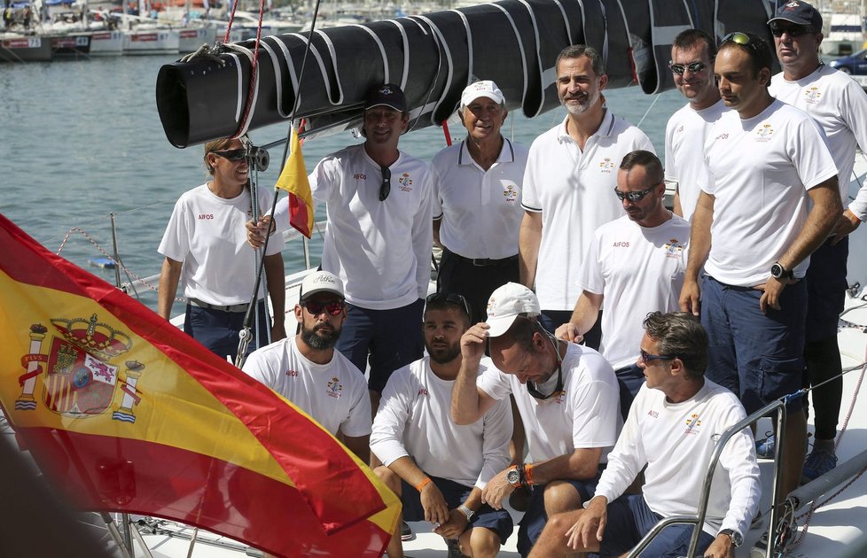 Král Felipe se vydal do jacht klubu v Palmě de Mallorca na plachetnici
