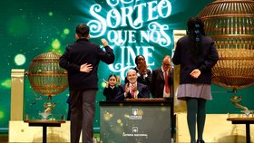 Španělská vánoční loterie letos nabídla rekordní výhru (22.12.2023).