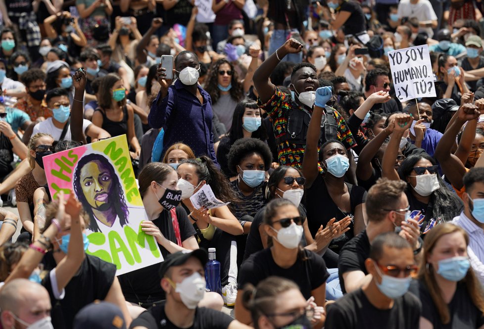 Demonstrace proti policejnímu násilí v Madridu. (7.6.2020)