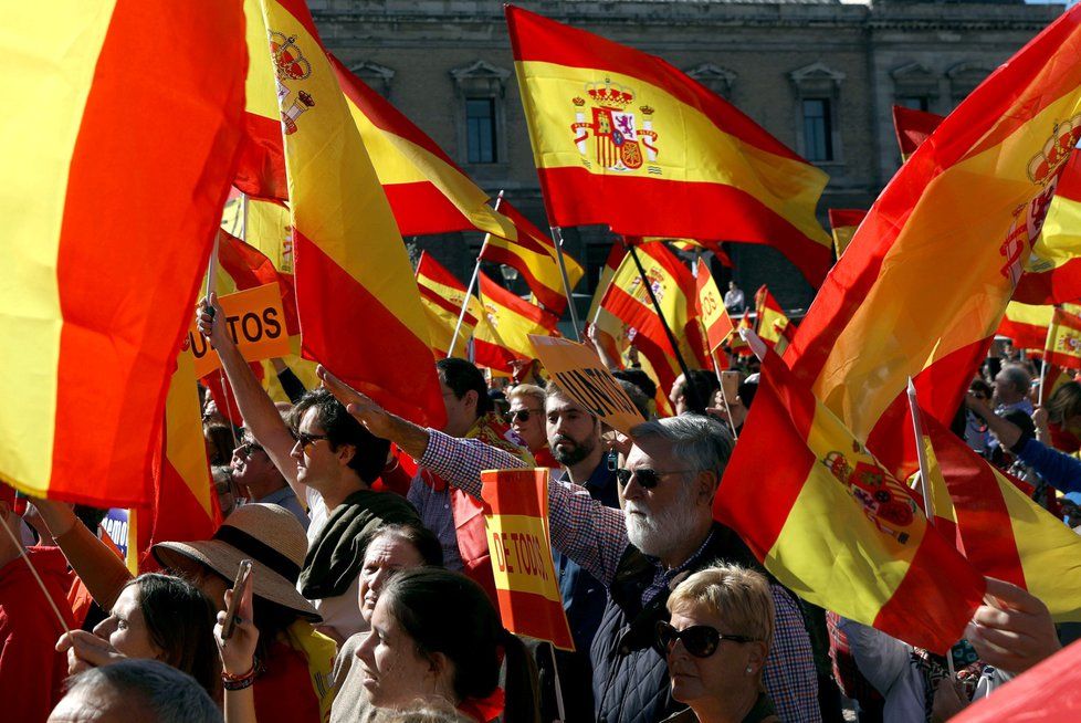 Tisíce lidí se v sobotu shromáždily v centru Madridu na demonstraci za jednotu Španělska.