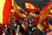 Lidé v Madridu vyšli do ulic. Katalánského premiéra posílají do vězení