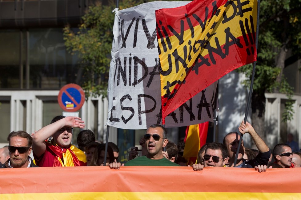 Tisíce lidí se v sobotu shromáždily v centru Madridu na demonstraci za jednotu Španělska.