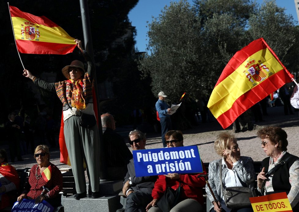 Tisíce lidí se v sobotu shromáždily v centru Madridu na demonstraci za jednotu Španělska.