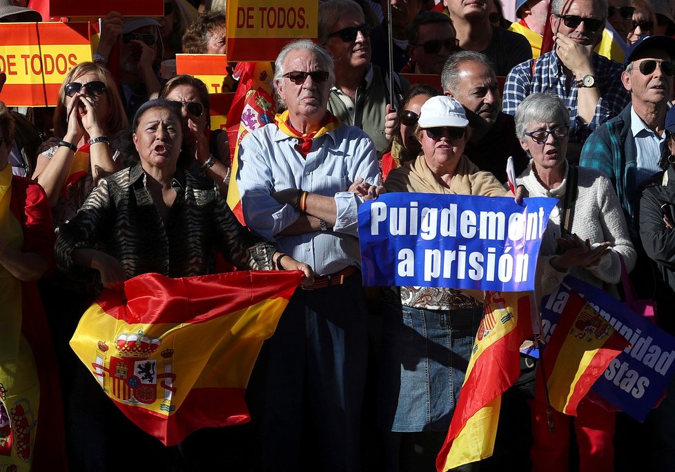 Tisíce lidí se v sobotu shromáždily v centru Madridu na demonstraci za jednotu Španělska.