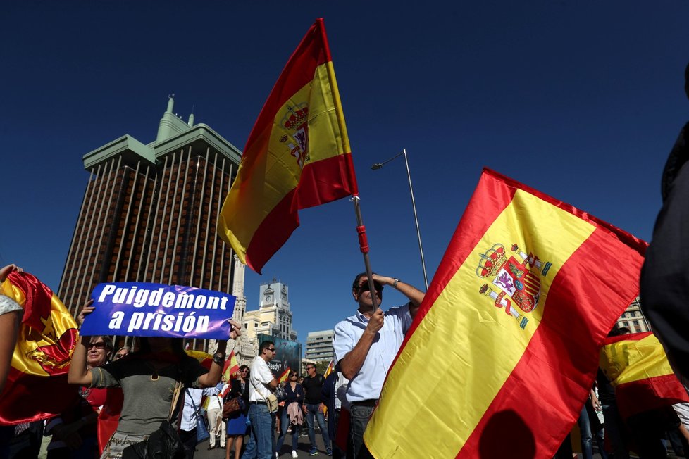 Tisíce lidí se v sobotu shromáždily v centru Madridu na demonstraci za jednotu Španělska.