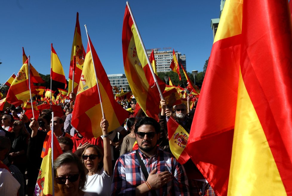 Tisíce lidí se v sobotu shromáždily v centru Madridu na demonstraci za jednotu Španělska.