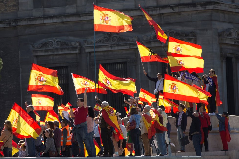 Tisíce lidí se v sobotu shromáždily v centru Madridu na demonstraci za jednotu Španělska.