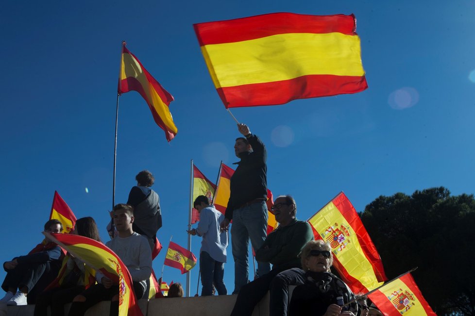 Tisíce lidí se v sobotu shromáždily v centru Madridu na demonstraci za jednotu Španělska.