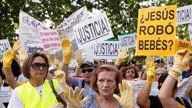 Inés Madrigalová k soudu dorazila obklopena příznivci ve žlutém oblečení s nápisy „spravedlnost“.