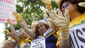 Před soudem v Madridu se sešly tucty lidí požadující spravedlnost.