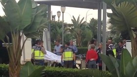 S kalhotami u kotníků a přivázaný k lavičce! Španělští policisté vyšetřují záhadnou smrt 51letého muže.