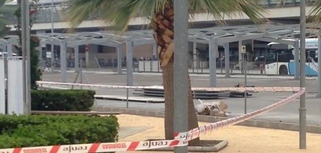 S kalhotami u kotníků a přivázaný k lavičce! Španělští policisté vyšetřují záhadnou smrt 51letého muže.