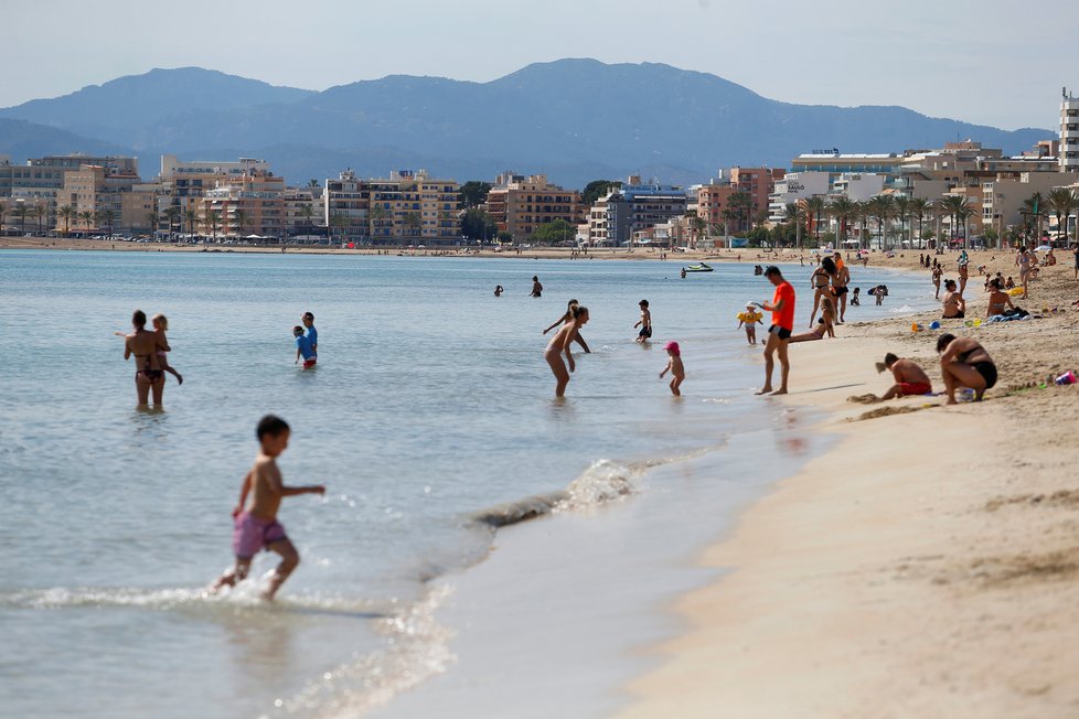 Španělé vyrazili na pláže na Mallorce. (25.5.2020)