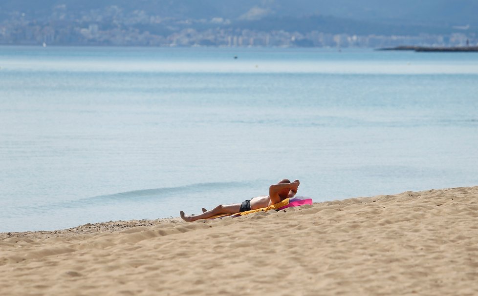 Španělé vyrazili na pláže na Mallorce. (25.5.2020)