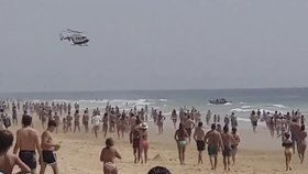 Migranti dorazili k přeplněné pláži u jihošpanělského Cádizu (7.8.2019)
