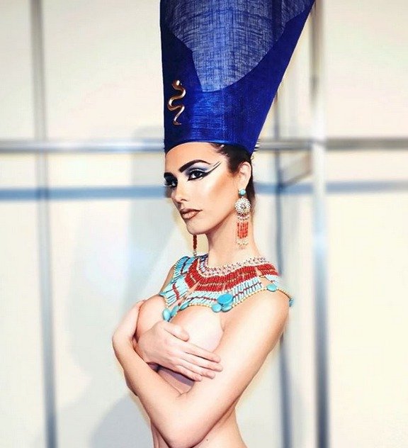 Španělská Miss Universe Angela Ponce jako egyptská královna Nefertiti