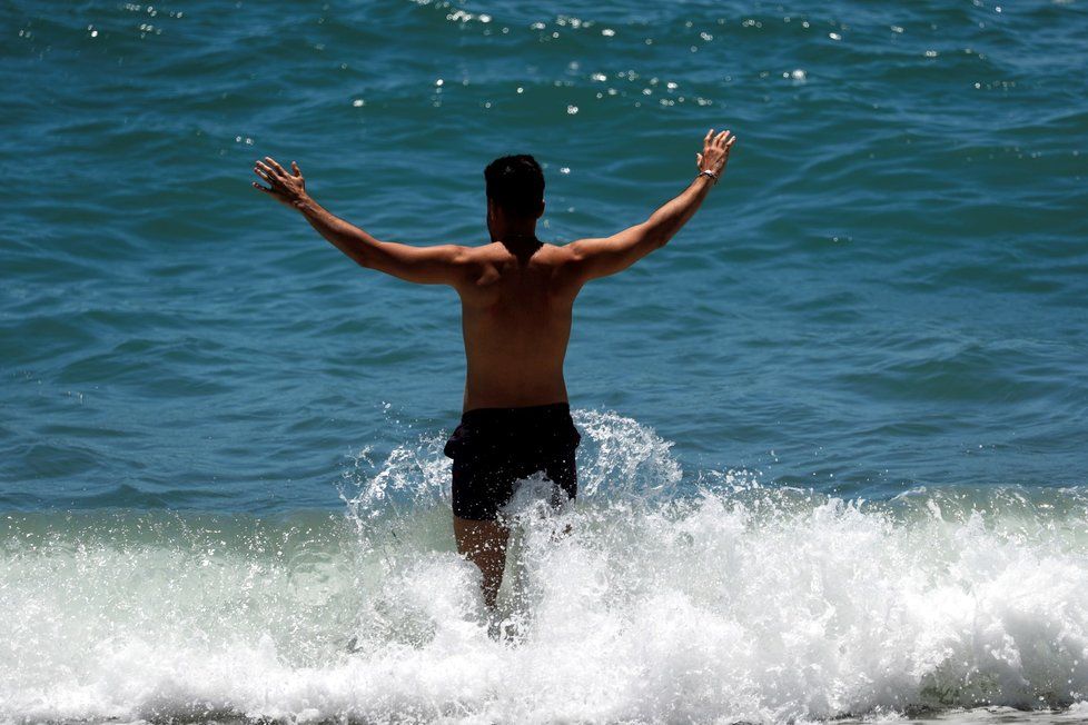 Španělsko nadále uvolňuje opatření, lidé se vyrazili ochladit k moři