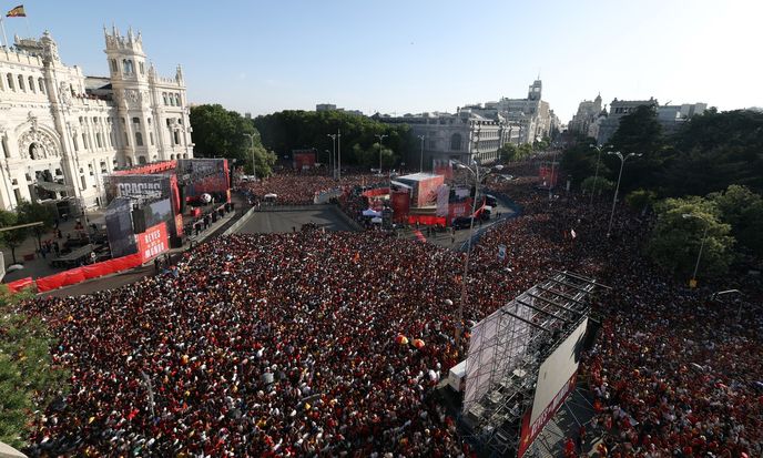 Zaplněné náměstí Plaza de Cibeles Zaplněné náměstí Plaza de Cibeles