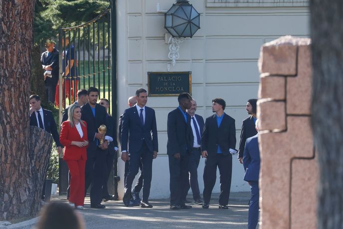 Španělský premiér Pedro Sanchez přivítal fotbalisty a pogratuloval jim k titulu mistrů světa Španělský premiér Pedro Sanchez přivítal fotbalisty a pogratuloval jim k titulu mistrů světa