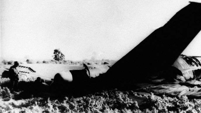 Trosky amerického bombardéru B-52 nedaleko španělské vesnice Palomares Trosky amerického bombardéru B-52 nedaleko španělské vesnice Palomares