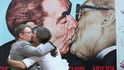 Twitterové hrátky - koláž ukazující podobnost s Brežněvem a Honeckerem