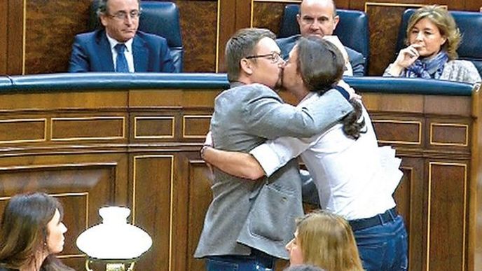 Pablo Iglesias a Xavier Doménech se vítají v parlamentu