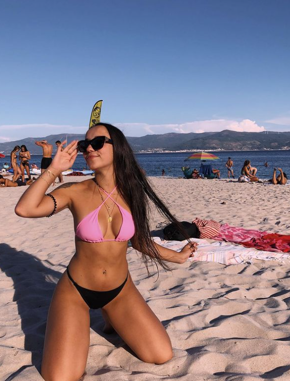 Natalia si ráda užívá na slunných španělských plážích.