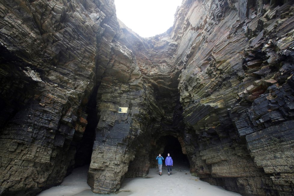 Pláž Las Catedrales ve Španělsku a návštěvníci v rouškách (6. 7. 2020)