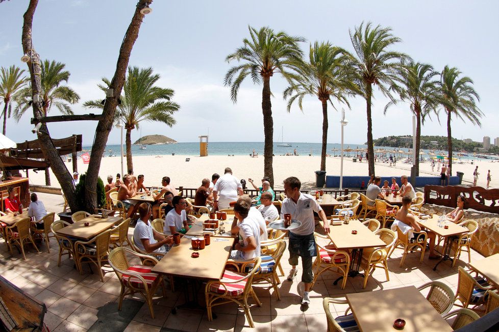 Španělské pláže by již koncem června mohly přivítat první zahraniční turisty.