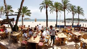 Španělské pláže by již koncem června mohly přivítat první zahraniční turisty.