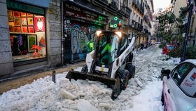 Madrid se potýká s nebývalými mrazy a přívaly sněhu.