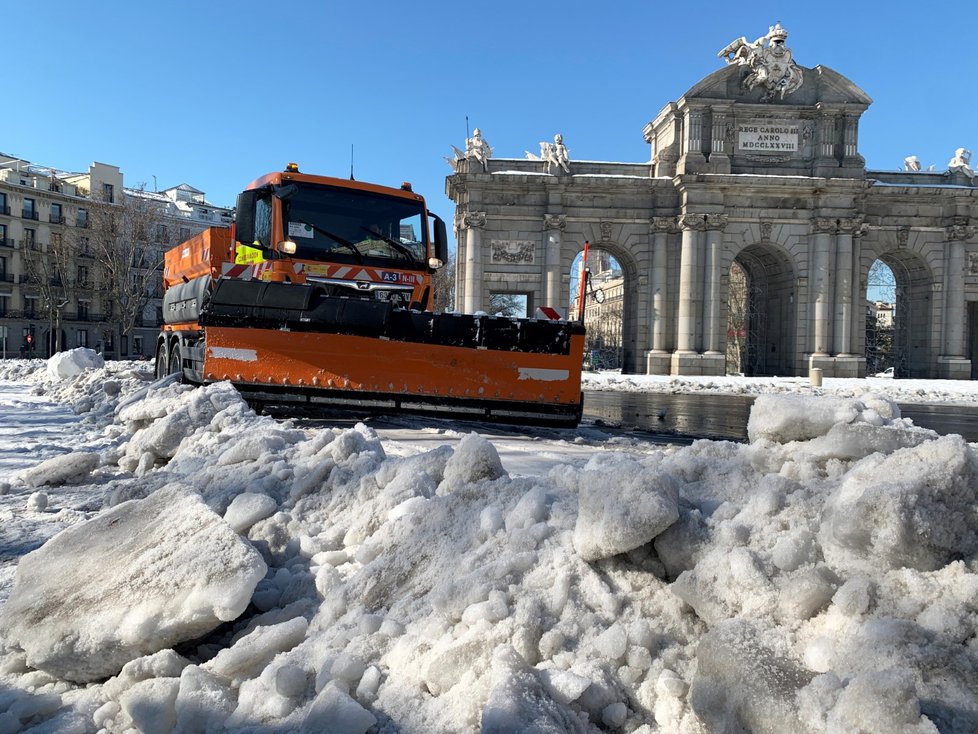 Madrid se potýká s nebývalými mrazy a přívaly sněhu.