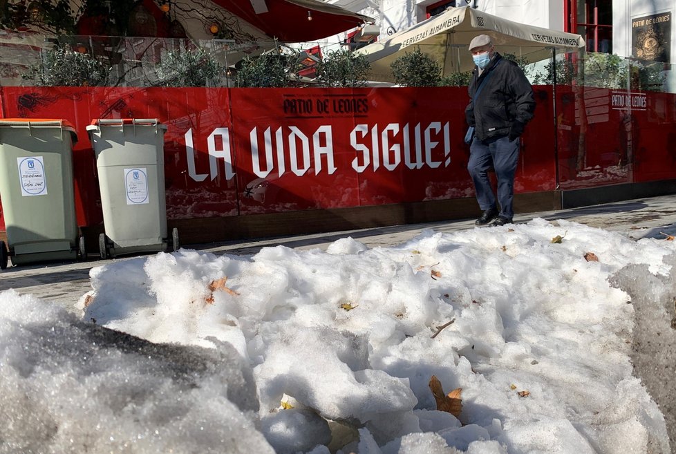 Madrid se potýká s nebývalými mrazy a přívaly sněhu.