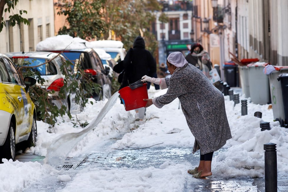 Madrid se potýká s nebývalými mrazy a přívaly sněhu.