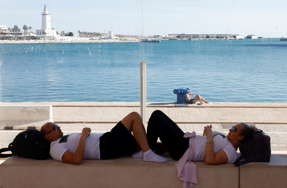 Lidé si užívají teplé březnové počasí ve Španělsku (11.3.2023)
