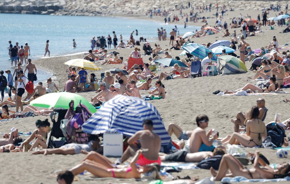 Lidé si užívají teplé březnové počasí ve Španělsku (11.3.2023)
