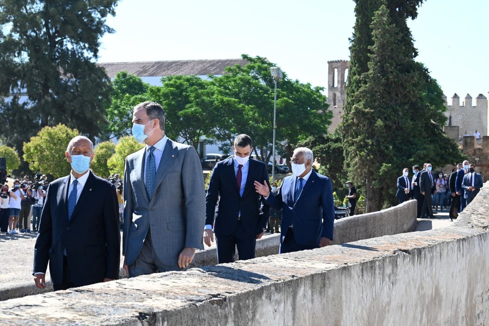 Portugalský premiér Antonio Costa, španělský premiér Pedro Sanchez, portugalský prezident Marcelo Rebelo de Sousa a španělský král Felipe se zúčastnili slavnostního otevření hranic mezi Španělskem a Portugalskem v Badajozu ve Španělsku, 1. července 2020.