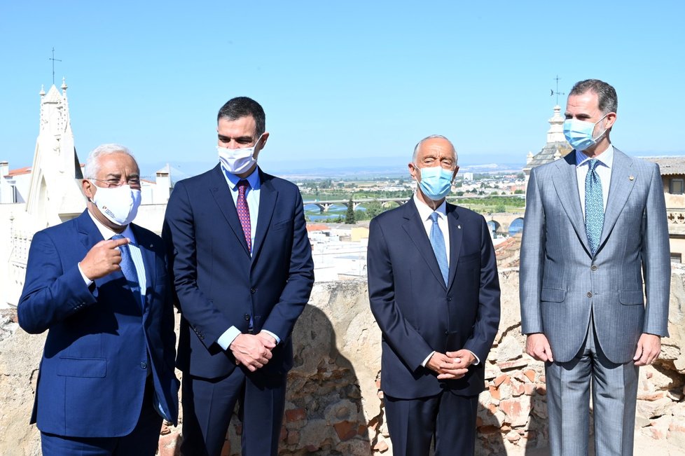 Portugalský premiér Antonio Costa, španělský premiér Pedro Sanchez, portugalský prezident Marcelo Rebelo de Sousa a španělský král Felipe se zúčastnili slavnostního otevření hranic mezi Španělskem a Portugalskem v Badajozu ve Španělsku, 1. července 2020.