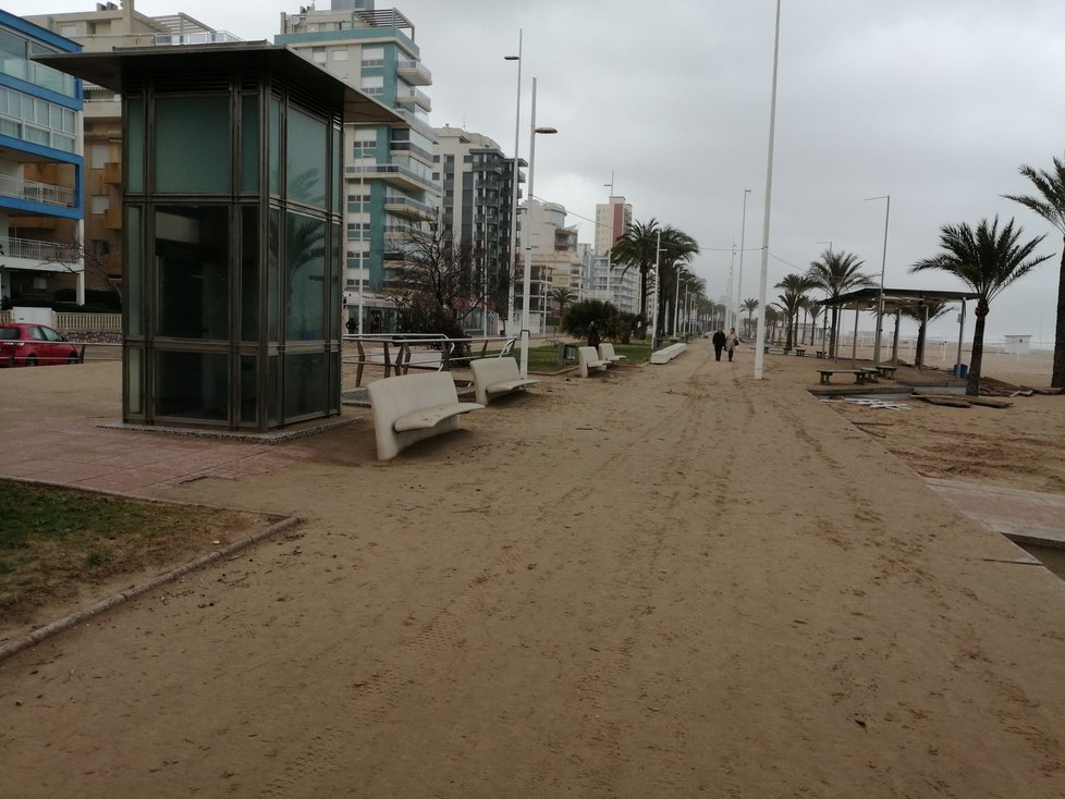 Španělská města, kterými se prohnala bouře. Písek navátý v ulicích