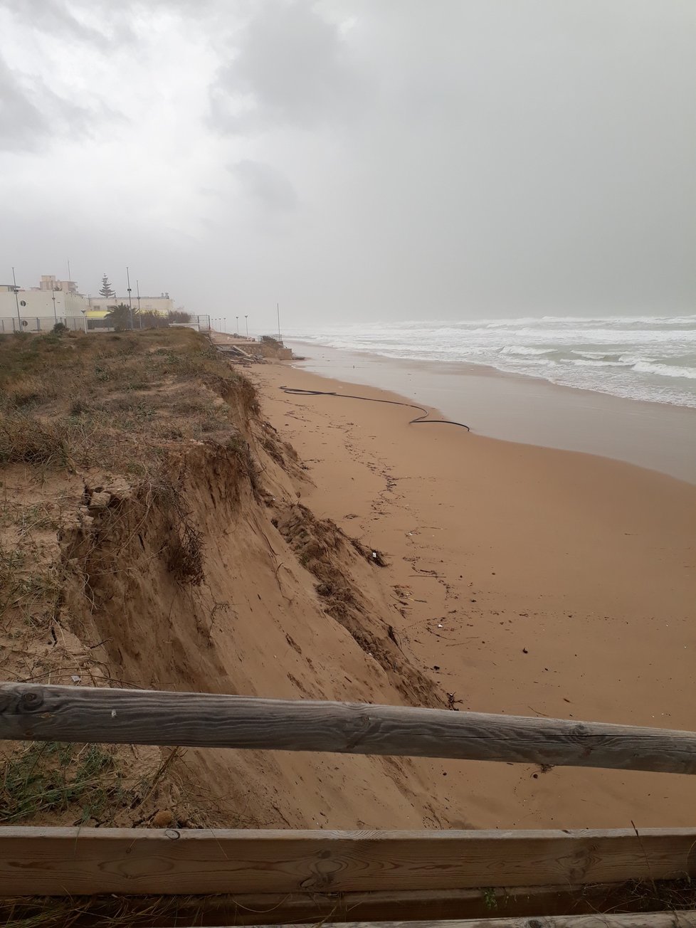 Z pláží zmizela dvoumetrová vrstva písku, místo ní jsou mrtvé ryby, které vyvrhlo moře