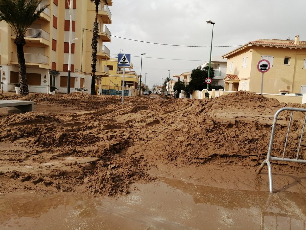 Španělská města, kterými se prohnala bouře. Písek navátý v ulicích