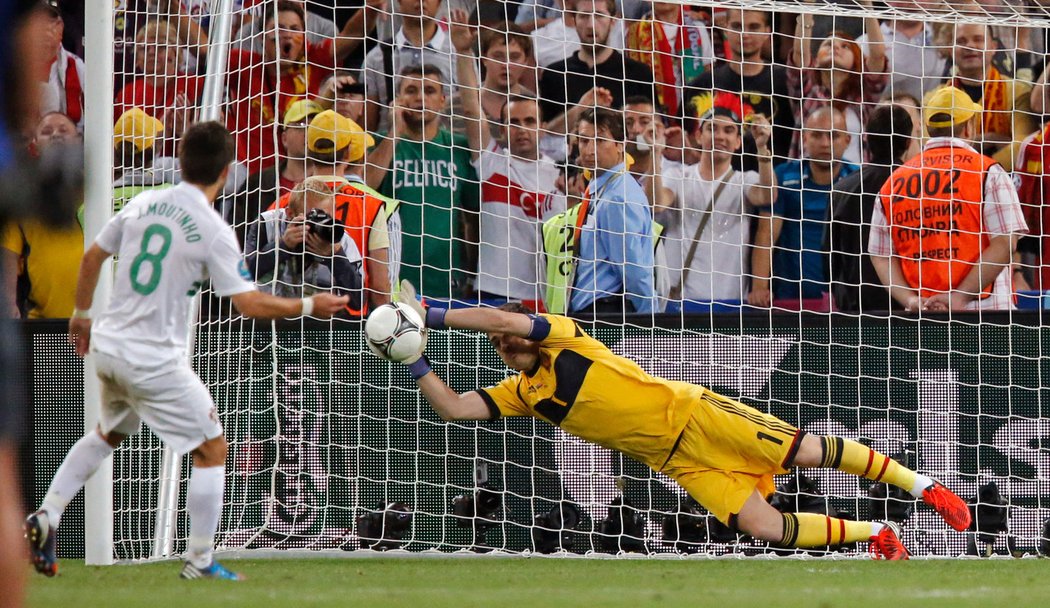 Iker Casillas vystihl směr a zneškodnil pokutový kop Joao Moutinha.