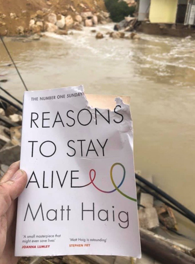 Brit při povodni ve Španělsku přišel o všechno. V ruinách domu našel knihu s příhodným názvem: Důvody, proč zůstat naživu.