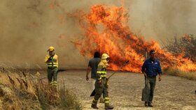 Smrtící požáry ve Španělsku: Muž pomáhal s hašením, začal hořet. Z Madridu nejezdí část vlaků