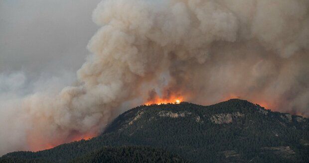 Dovolenkový ráj v plamenech: U Valencie bojuje s obřím lesním požárem 500 hasičů