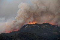 Dovolenkový ráj v plamenech: U Valencie bojuje s obřím lesním požárem 500 hasičů