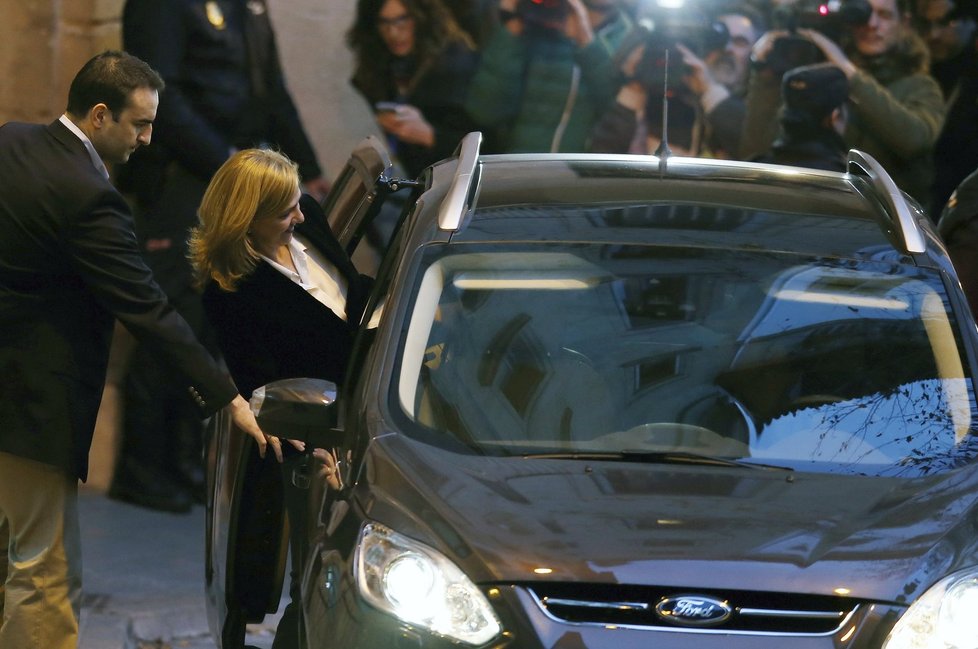 Princezna Cristina nastoupila po procesu do přistaveného vozu.